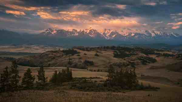 Планински пейзаж с пътека и простор